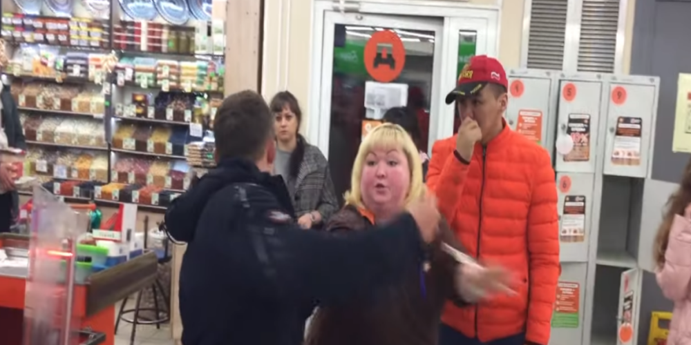 Video: pārdevējas Krievijas veikalā iekausta vīrieti, kuru notur par zagli