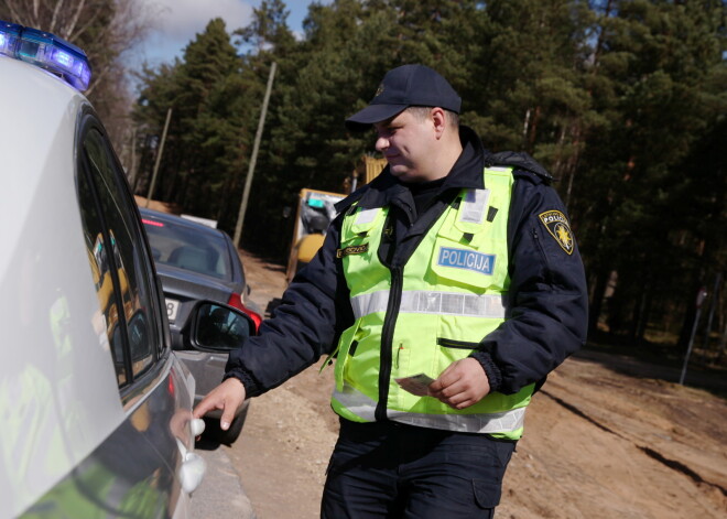 BMW vadītājs Madonas novadā mēģina uzpirkt policistus ar 300 eiro, lai izvairītos no alkohola pārbaudes