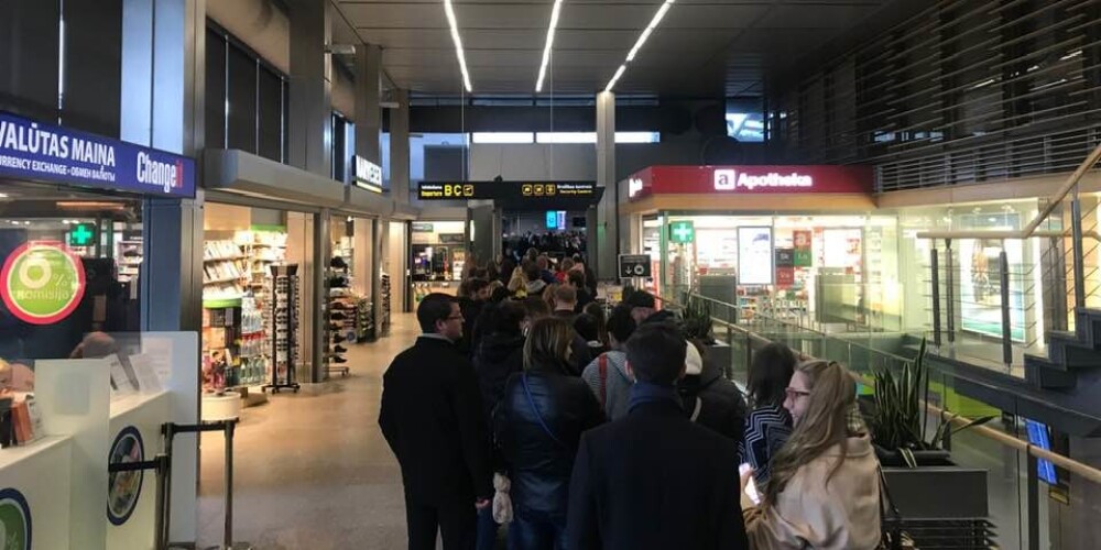 Pasažieri lidostā "Rīga" neapmierināti ar cilvēku drūzmu un garajām rindām; lidosta skaidro situāciju