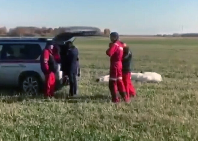 VIDEO: Krievijā treniņa laikā, lecot ar izpletni, gājis bojā pieredzējis glābējs