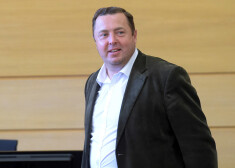 Atbalstu Stepaņenko pauda 11 koalīcijas, kā arī pie partijām nepiederošie deputāti. 