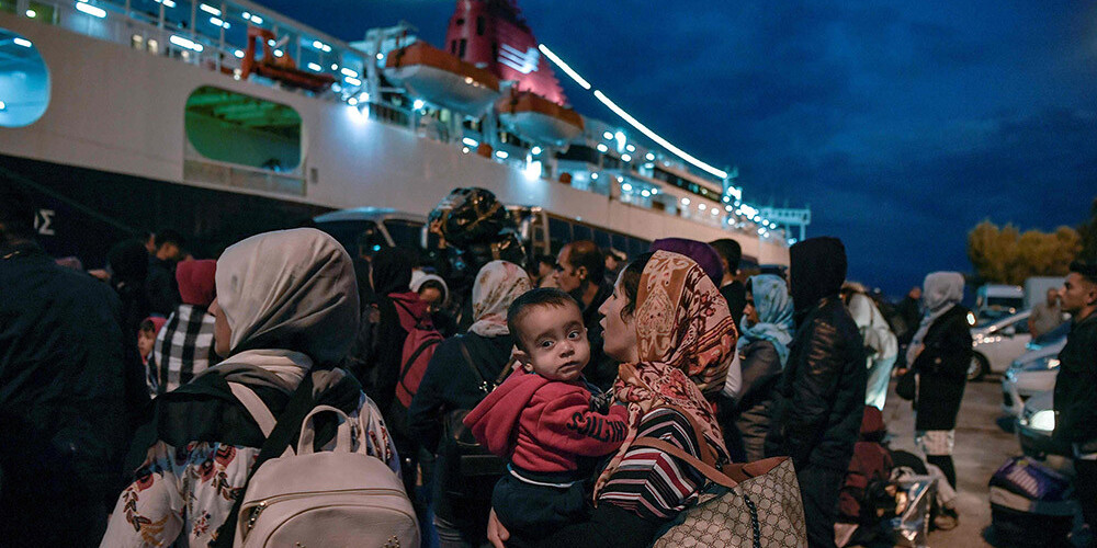Grieķija pārvedusi simtiem migrantu no salām uz valsts kontinentālo daļu
