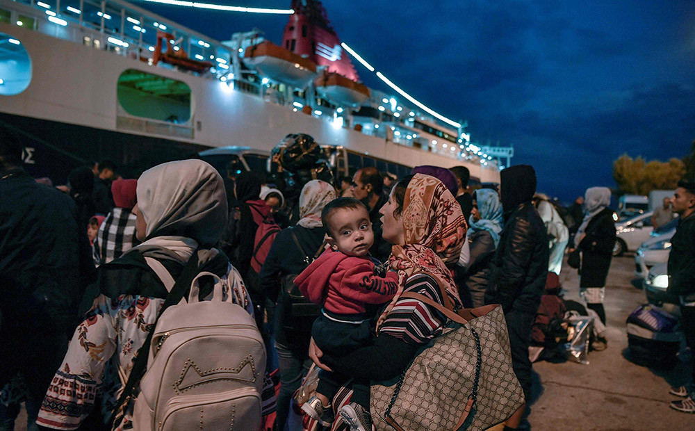 Grieķija pārvedusi simtiem migrantu no salām uz valsts kontinentālo daļu