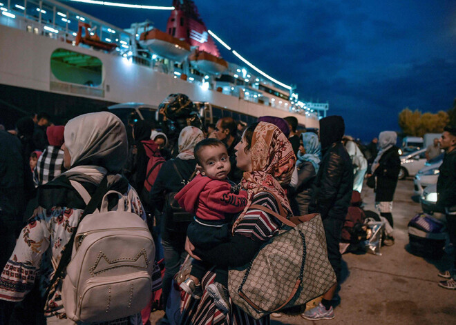 Grieķija pārvedusi simtiem migrantu no salām uz valsts kontinentālo daļu