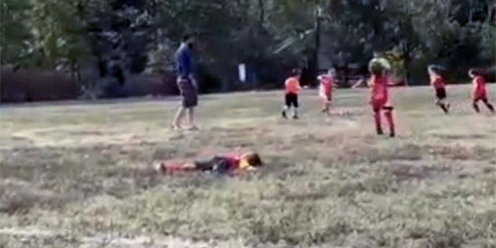 VIDEO: maza meitene teicami apguvusi futbolistu netikumus, simulējot gūtu traumu