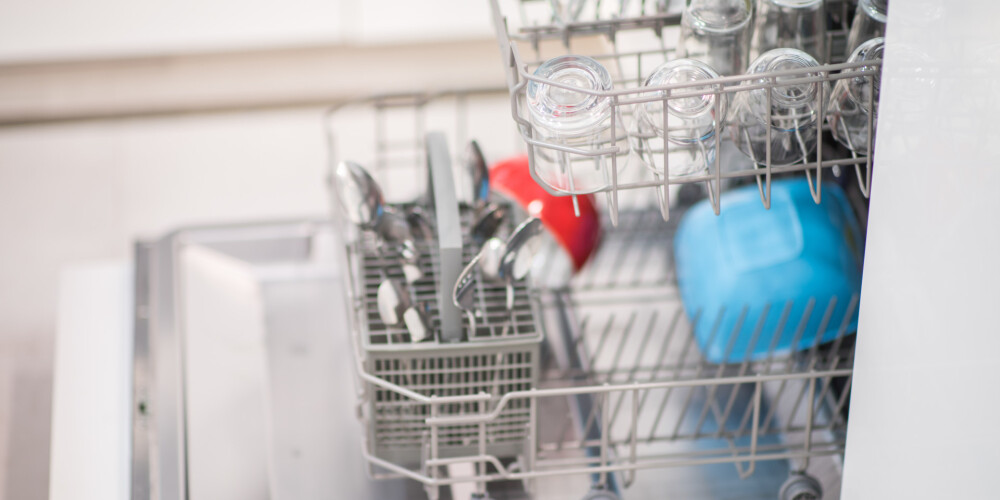 Kā iztīrīt trauku mazgājamo mašīnu: labākais un lētākais līdzeklis ir soda