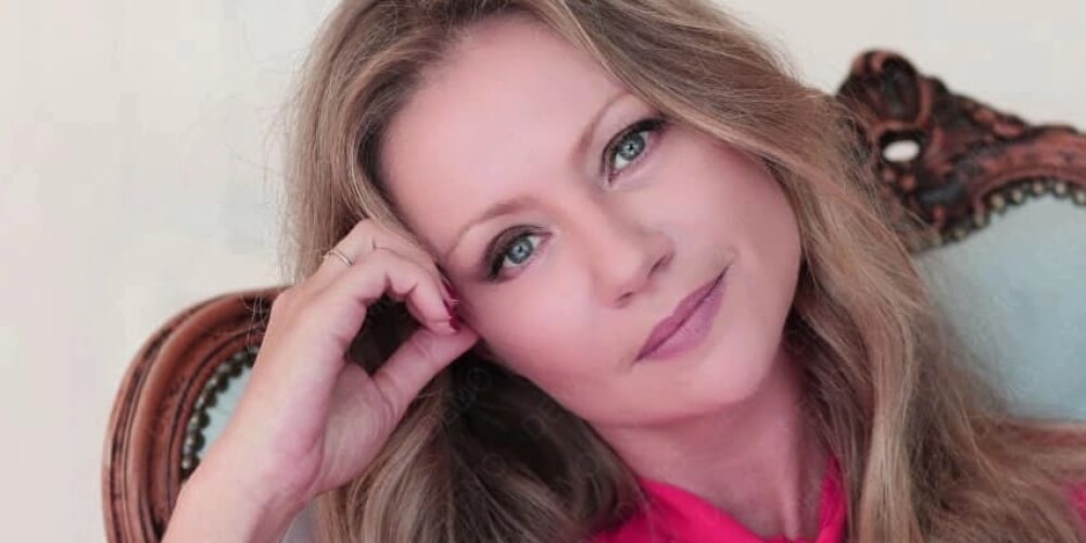 Мари́я Андре́евна Миро́нова (род. 28 мая 1973, Москва, СССР) — советская и российская актриса, продюсер; народная артистка РФ (2020), лауреат премий «Золотая маска» (2007) и «Хрустальная Турандот» (2015). Член Общественной палаты Москвы. Президент и соучредитель благотворительного фонда поддержки деятелей искусства «Артист». Ведущая актриса Московского государственного театра «Ленком».Дочь советских актёров народного артиста РСФСР Андрея Миронова и заслуженной артистки РСФСР Екатерины Градовой.