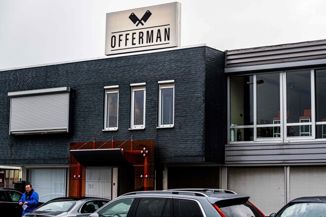 Apmēram 300 tonnu Holandes rūpnīcā „Offerman” ražotās gaļas produkcijas izņēma pēc tam, kad konstatēja, ka tā piesārņota ar dzīvībai bīstamo listerijas baktēriju.
