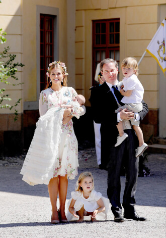 Princese Madeleina ar vīru Kroistoferu O'Nīlu un bērniem princesi Leonoru, princi Nikolasu un princesi Adrienu.