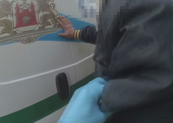 Полицейские в Пардаугаве встретили шофера, который пил не один день