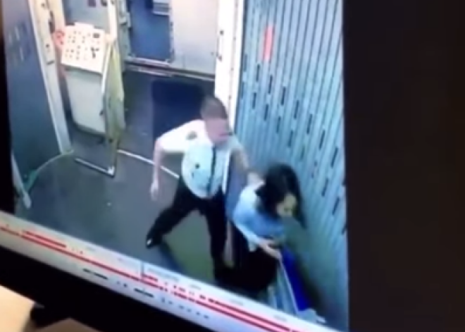 Incidents "Republic Airways" lidmašīnā: atklātībā nācis video, kurā redzams pilota un stjuartes kautiņš