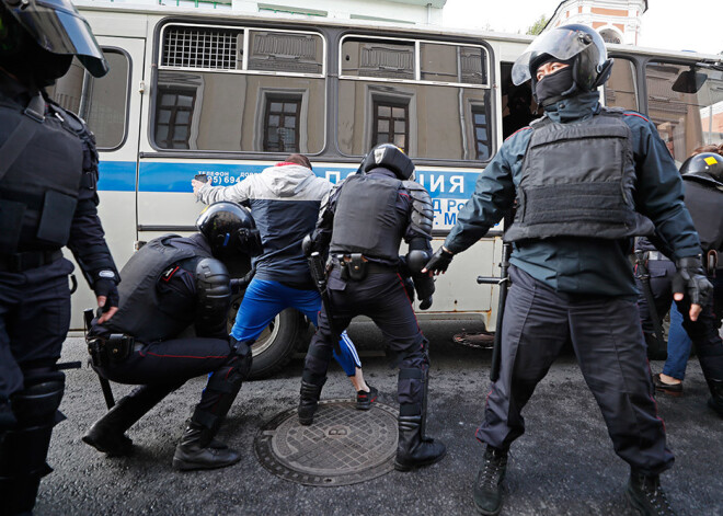 Maskavas tiesa samazina ieslodzījuma termiņu protestu dalībniekam