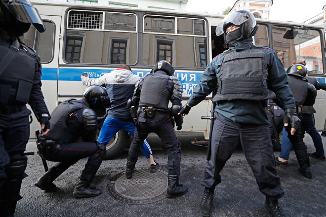 Policisti Maskavā aiztur protestētāju.