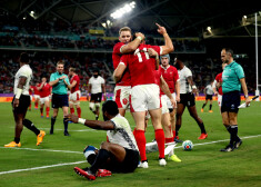 Velsas regbisti priecājas par panākumu. 