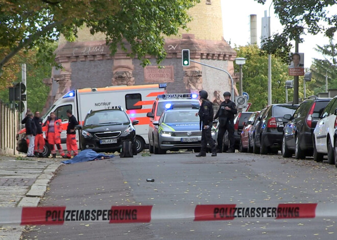 Apšaudē, kas izcēlusies Halles ielās Vācijas austrumos, trešdien nogalināti vismaz divi cilvēki. Policijai izdevies aizturēt vienu personu, bet vairāki uzbrucēji aizbēguši vienā vai vairākās automašīnās.