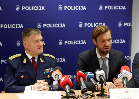 Valsts policijas priekšnieks Ints Ķuzis (no kreisās) un Latvijas Futbola federācijas prezidents Kaspars Gorkšs piedalās Valsts policija sadarbībā ar UEFA (Eiropas Futbola asociāciju savienību) un Latvijas Futbola federāciju rīkotajā preses konferencē par spēļu sarunāšanas lietu.