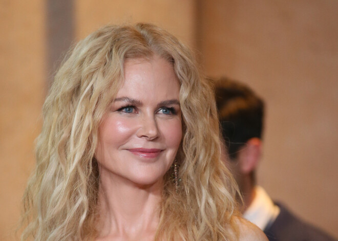 Николь Кидман в платье с экстремальным декольте снялась для глянца