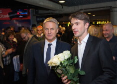 Režisoru Andri Gauju pirmizrādē sveica arī kultūras ministrs Nauris Puntulis.