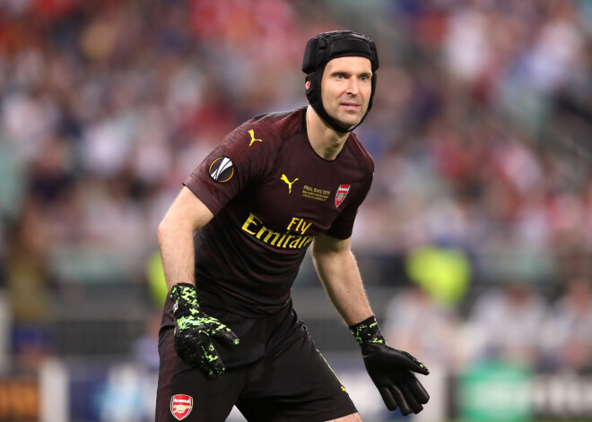 Leģendārais futbola vārtsargs Čehs pievēršas hokejam