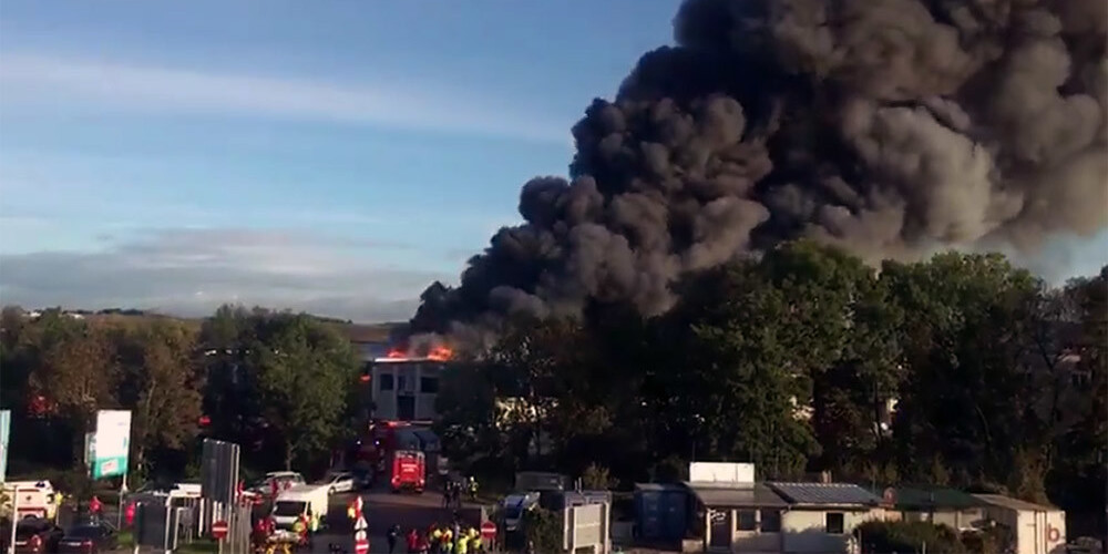 VIDEO: Austrijā netālu no Lincas lidostas nograndis sprādziens un izcēlies milzīgs ugunsgrēks