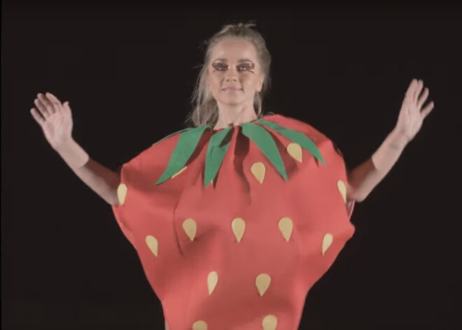 Aija Andrejeva savā jaunākajā videoklipā tēlo zemeni un kārtīgi izdauzās