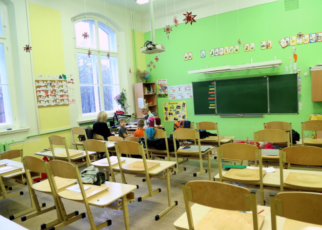 Papildus naudas pedagogu algām nav, pauž Kariņš
