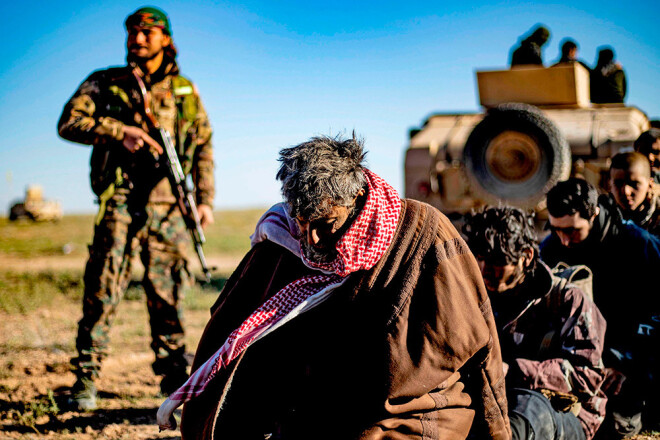 Sīrijas kurdu sagūstītie "Islāma valsts" kaujinieki.