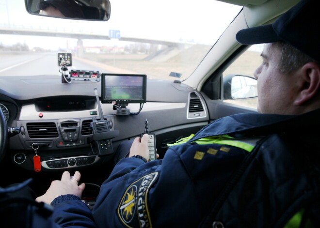 Lai cīnītos ar autovadītājiem, kuri pie stūres izmanto telefonus, pieņem izmaiņas normatīvajos aktos