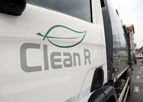 Atkritumu apsaimniekotāja SIA "Clean R" automašīna.