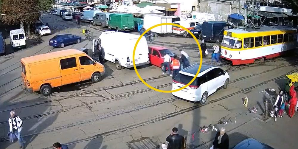 VIDEO: Odesā sieviete nepareizi novieto automašīnu un rada īstu satiksmes haosu