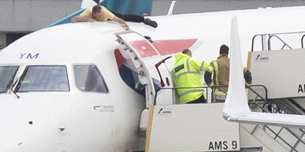 FOTO: Paralimpietis Londonas lidostā uzrāpjas uz "British Airways" lidmašīnas un izraisa pamatīgu haosu