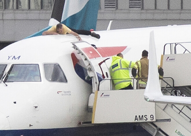 FOTO: Paralimpietis Londonas lidostā uzrāpjas uz "British Airways" lidmašīnas un izraisa pamatīgu haosu