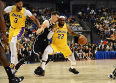 Rodions Kurucs cīņā ar Lebronu Džeimsu.
