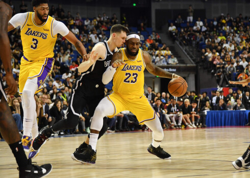 Rodions Kurucs cīņā ar Lebronu Džeimsu.
