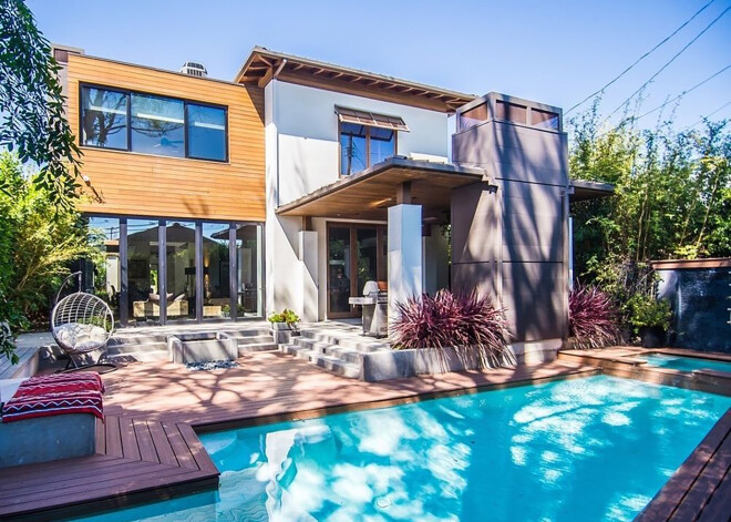 Anna Farisa nopērk videi draudzīgu māju - to apstiprina pat sertifikāts