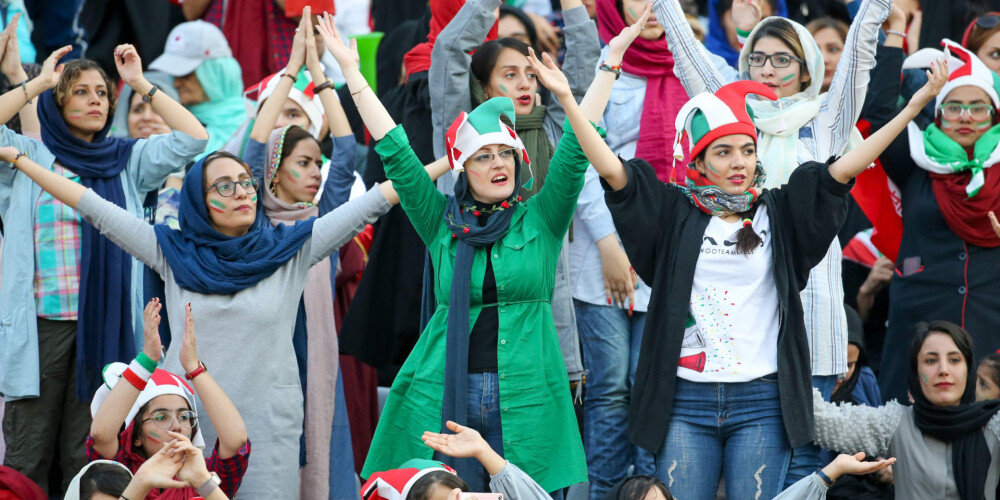 Sievietēm Irānā pirmo reizi pēc 40 gadiem ļauj skatīties vīriešu futbolu - un tribīnes ir pilnas