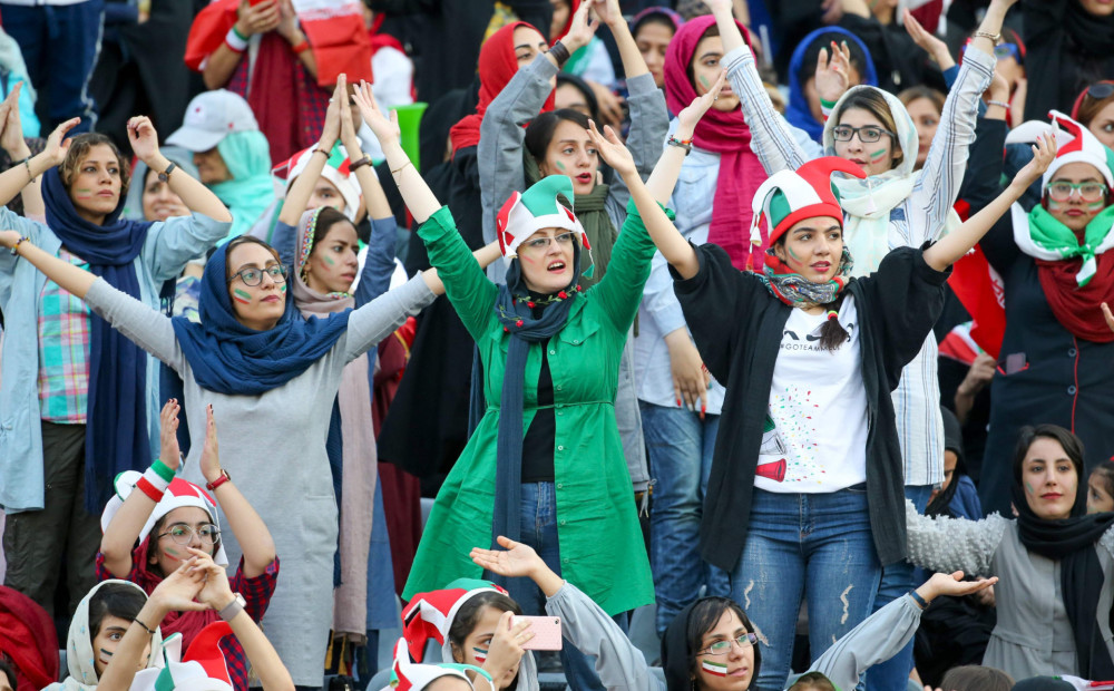 Irānietēm pirmo reizi pēc 40 gadiem ļauj skatīties vīriešu futbolu - un tribīne ir pilna