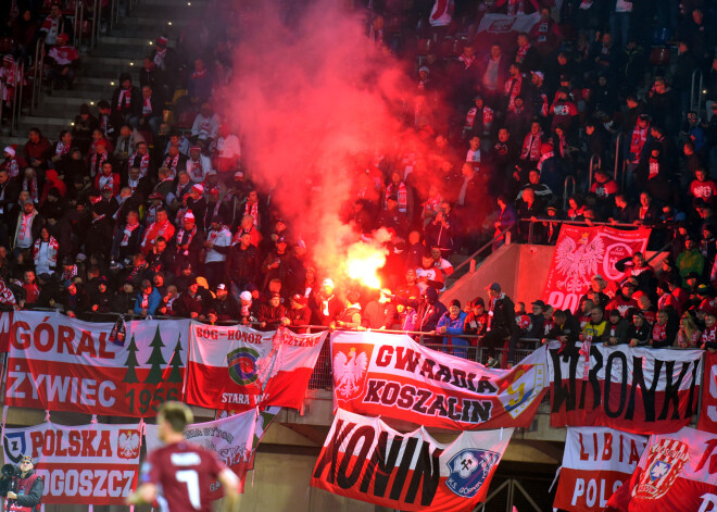 Sakarsušos poļu futbola fanus uzraudzīja policisti, zemessargi un suņi: poļi apzog benzīntanku, kārtības sargiem izdevies savaldīt līdzjutējus