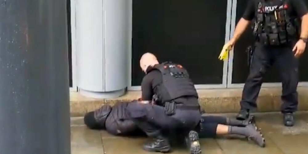 VIDEO: Mančestras tirdzniecības centra kafejnīcā sadurti 4 cilvēki; uzbrucējs aizturēts