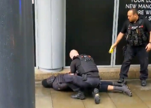 VIDEO: Mančestras tirdzniecības centra kafejnīcā sadurti 4 cilvēki; uzbrucējs aizturēts