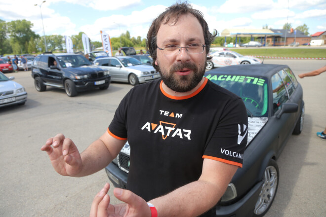 Aleksejs ir veselas auto audio komandas vadītājs un mačos piedalās ar demonstrācijas mašīnām: “Mēs sacensībās piedalāmies kā komanda, pārstāvam brendu Alphard Group, kam savukārt ir trīs apakšnodaļas – Avatar, Deaf Bounce un Black Hydra. Avatar tehnika ir domāta iesācējiem, bet Deaf Bounce ir zīmoli Apocalypse un Machete – tie ir jau ar sporta novirzienu. Black Hydra liek uzsvaru uz izcilu skaņas kvalitāti – nebūs superskaļi, toties varēs dzirdēt vijoli sestajā rindā. Protams, ar noteikumu, ka audiosistēma būs pareizi uzstādīta.