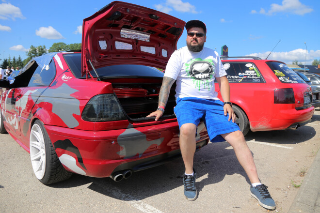 Guntars ar savu BMW regulāri piedalās auto audio mačos gan Latvijā, gan kaimiņvalstīs un regulāri izcīna godalgotās vietas: “Nav jau māksla samest mašīnā kaudzi sabvūferu. Māksla ir uztaisīt “kasti” tā, lai tā strādātu efektīvi, lai ar mazu jaudu varētu iegūt maksimāli labu rezultātu. Es savus 159 decibelus dabūju ar deviņiem kilovatiem. Savukārt krievu meistari pasaules rekordus virs 170 decibeliem uztaisa ar pieciem kilovatiem. Man ir BMW kupeja, tāpēc fiziski nav vietas salikt visu, ko varbūt gribētos. 