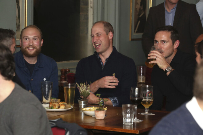 Spēli kādā Londonas krogā vēroja arī Lielbritānijas princis Viljams.