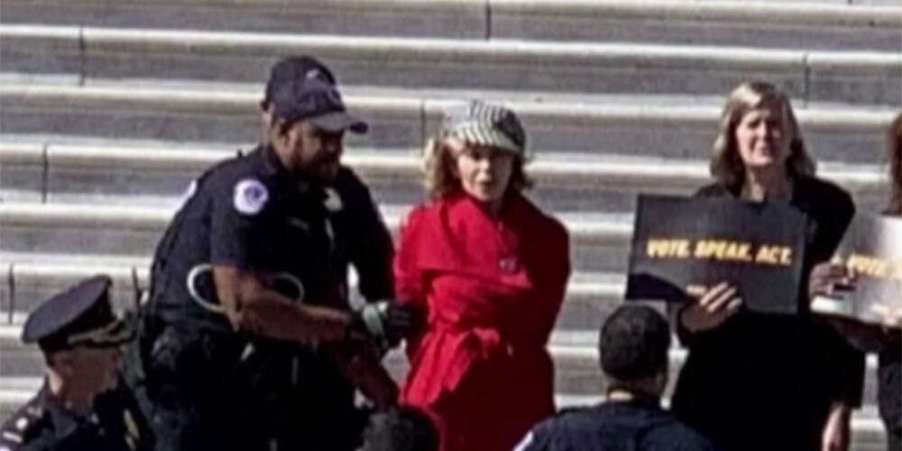 VIDEO: vides aktīvistu protesta akcijā Vašingtonā aizturēta kino leģenda Džeina Fonda