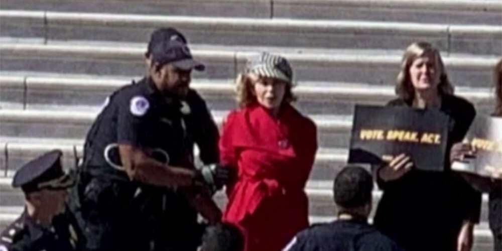 Видео: 81-летняя актриса Джейн Фонда арестована за акцию протеста в Вашингтоне