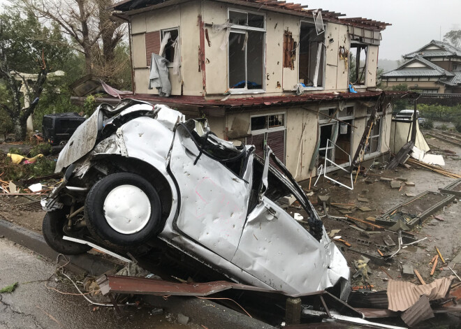 Видео: в Японии бушует мощнейший за последние 60 лет тайфун