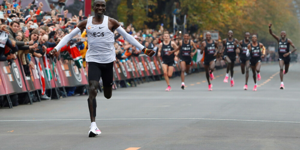 Кенийский бегун стал первым спортсменом в истории, пробежавшим марафон менее чем за два часа