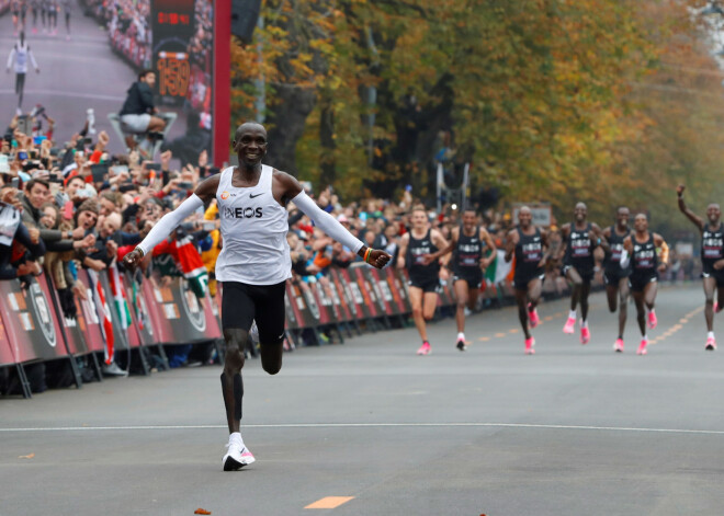 Кенийский бегун стал первым спортсменом в истории, пробежавшим марафон менее чем за два часа