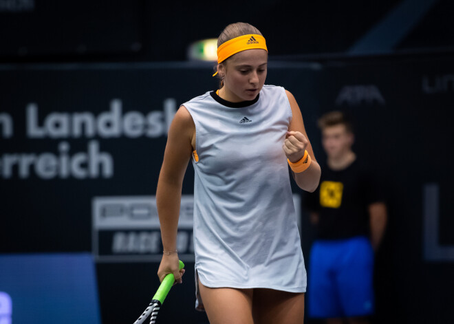 Ostapenko uzvar un pirmo reizi šosezon iekļūst finālā