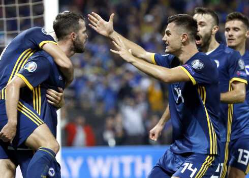 Bosnijas un Hercegovinas futbolisti priecājas par vārtu guvumu.